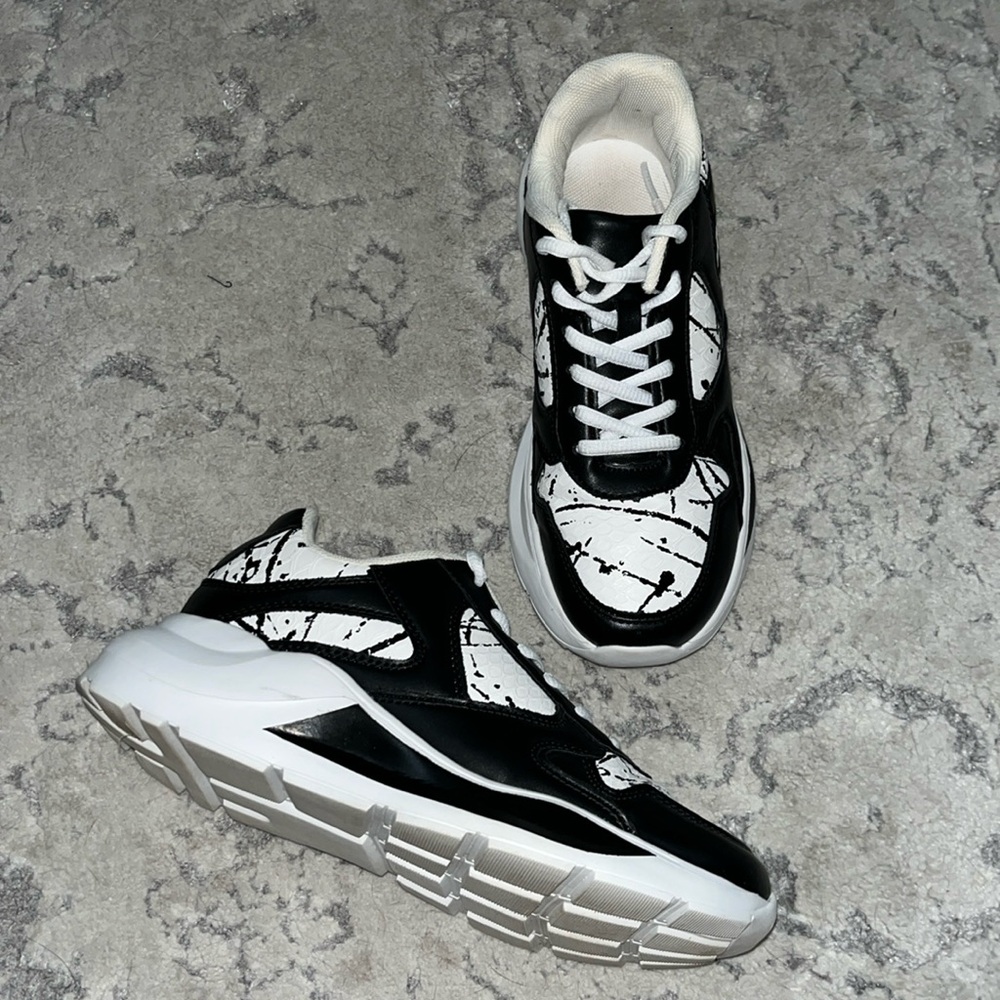 Shoe Dazzle Nicole Black and white sneaker Size 7